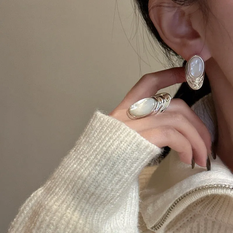 925 sterling silver fashionable white shell earring
