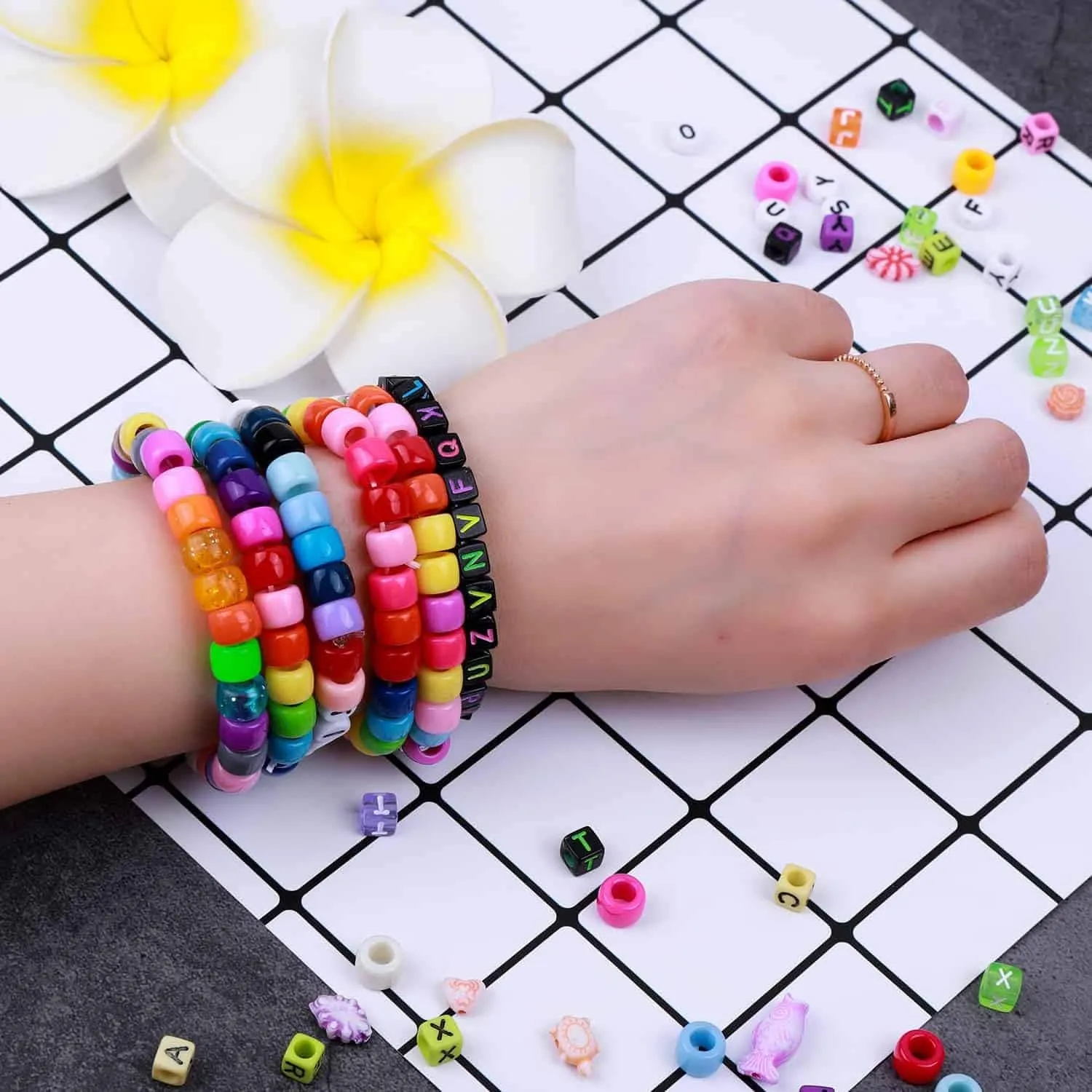 Bead Bracelet Making Kit,  Bead Friendship Bracelets Kit with Pony Beads Letter Beads Charm Beads and Elastic String for Bracelet and Jewelry Making Rainbow Colors