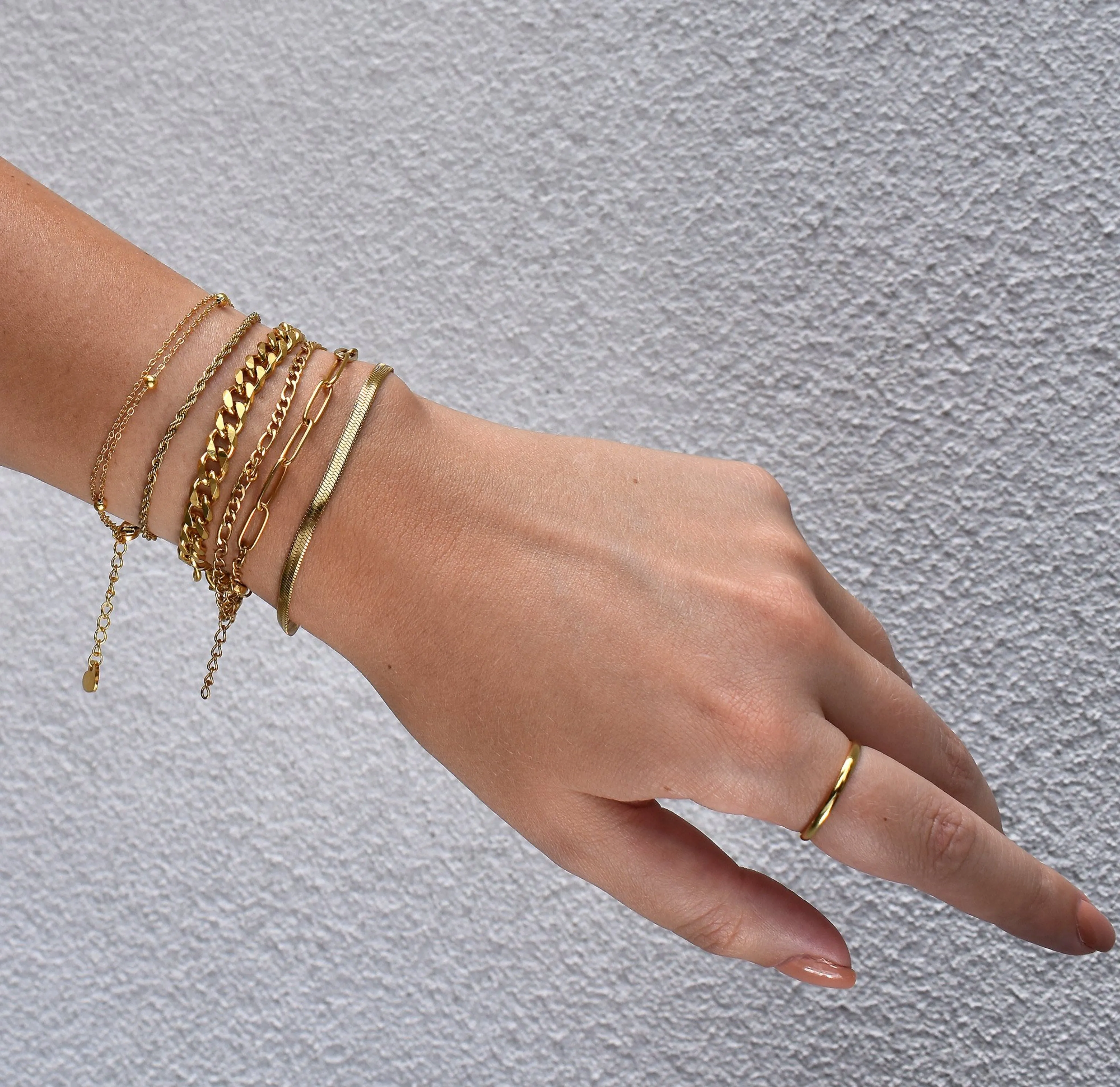 BECCA GOLD SNAKE CHAIN BRACELET
