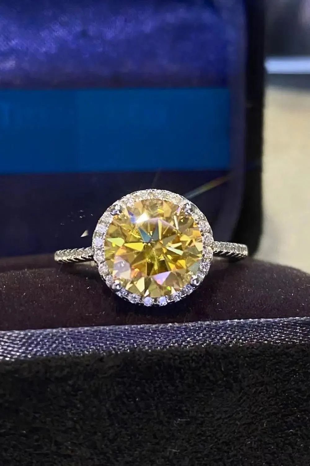 LOVCIA 2 Carat Moissanite Round Ring
