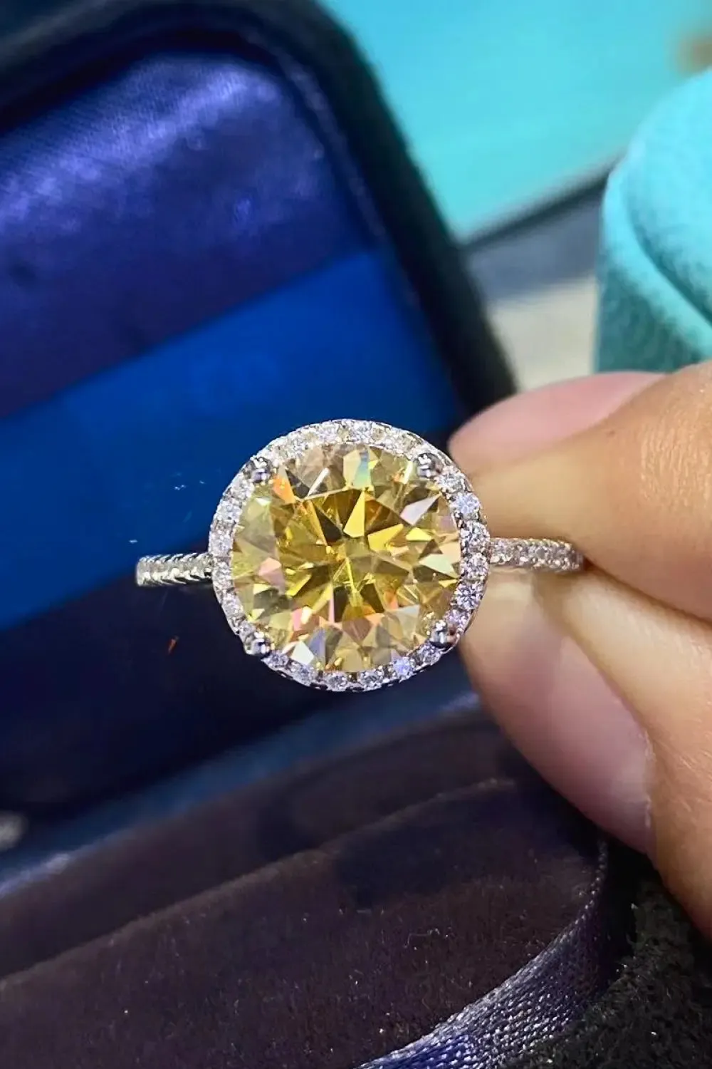 LOVCIA 2 Carat Moissanite Round Ring