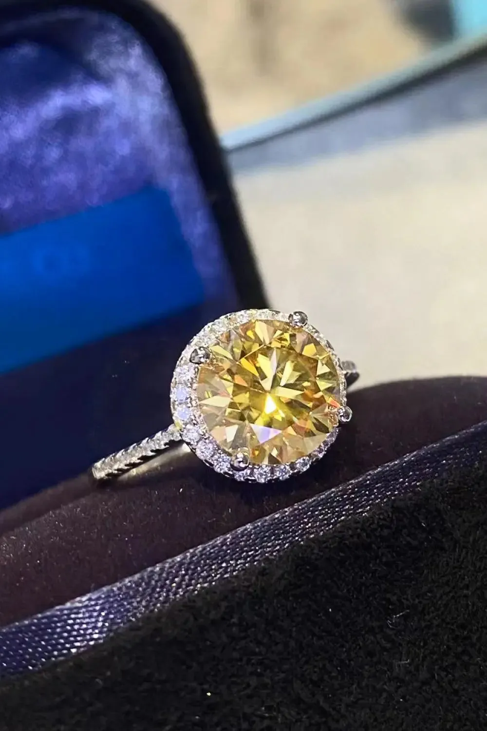LOVCIA 2 Carat Moissanite Round Ring