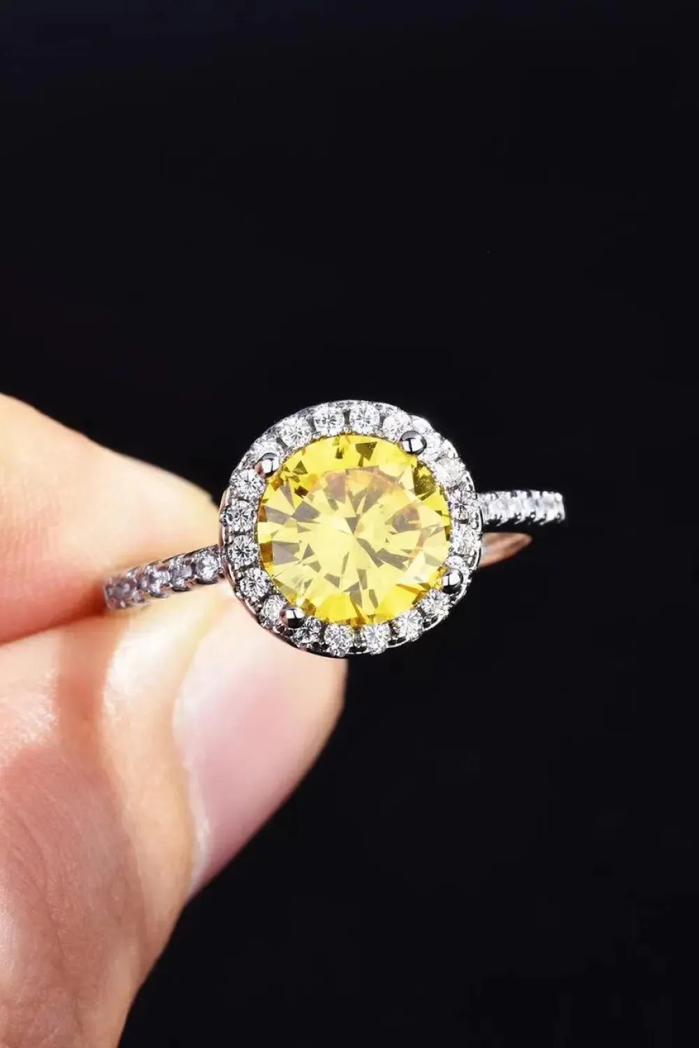 LOVCIA 2 Carat Moissanite Round Ring