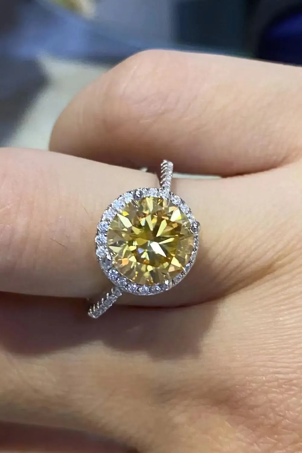 LOVCIA 2 Carat Moissanite Round Ring