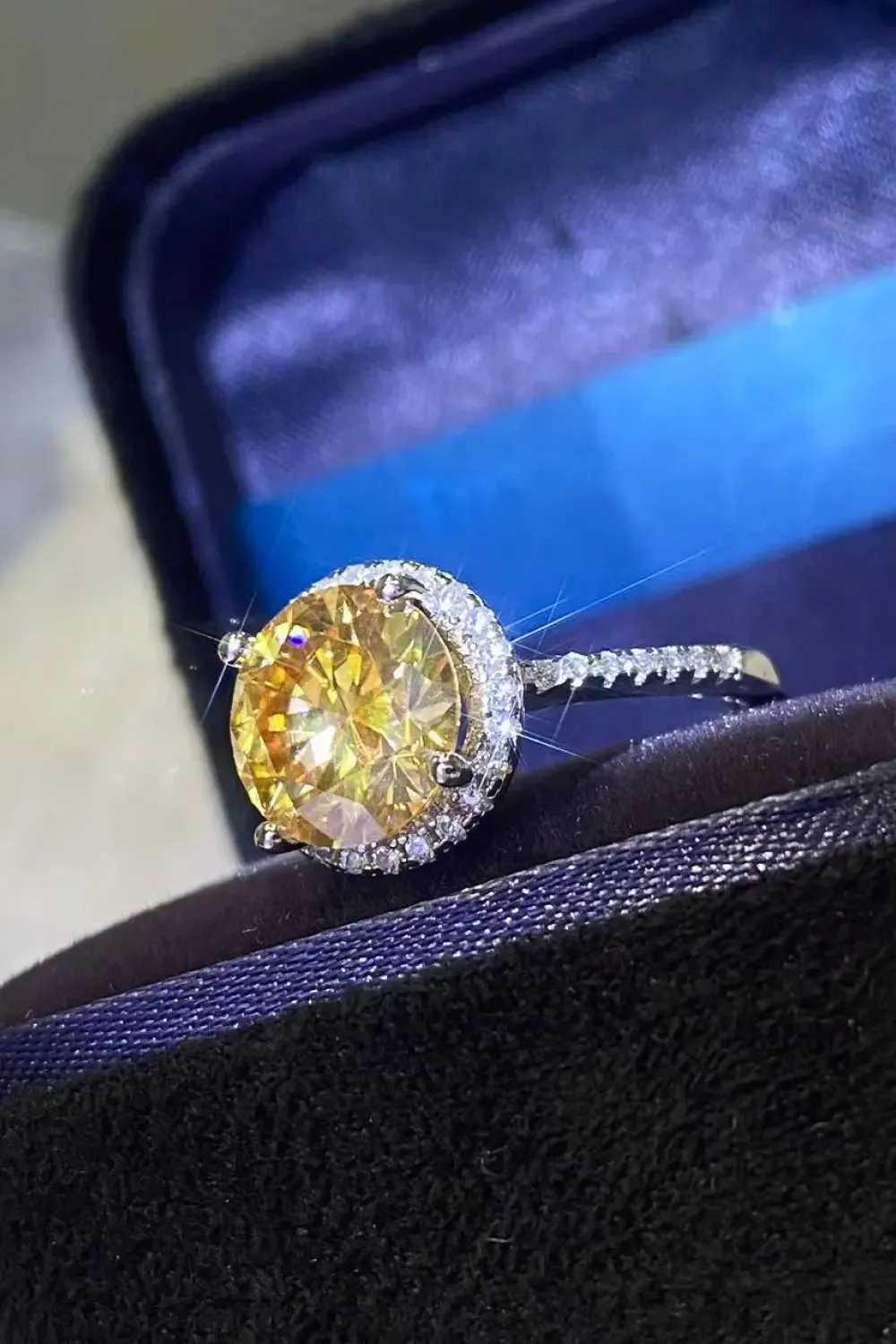 LOVCIA 2 Carat Moissanite Round Ring