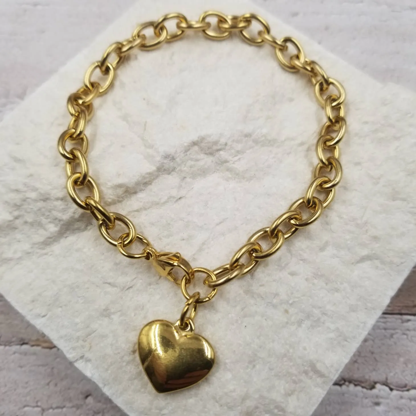 Metal Heart Charm Bracelet in Gold