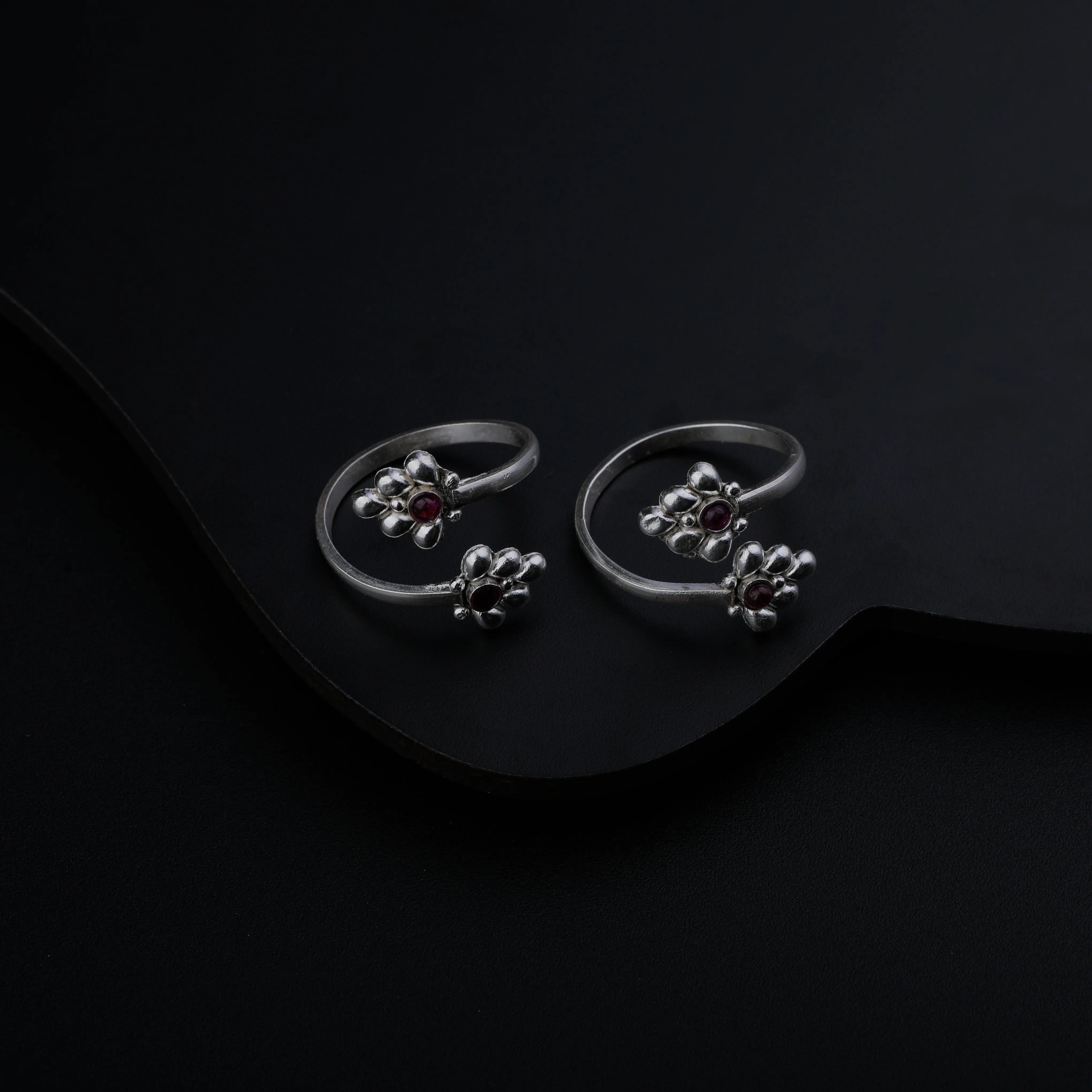 Silver Shiny Kempu Stone Toe Ring
