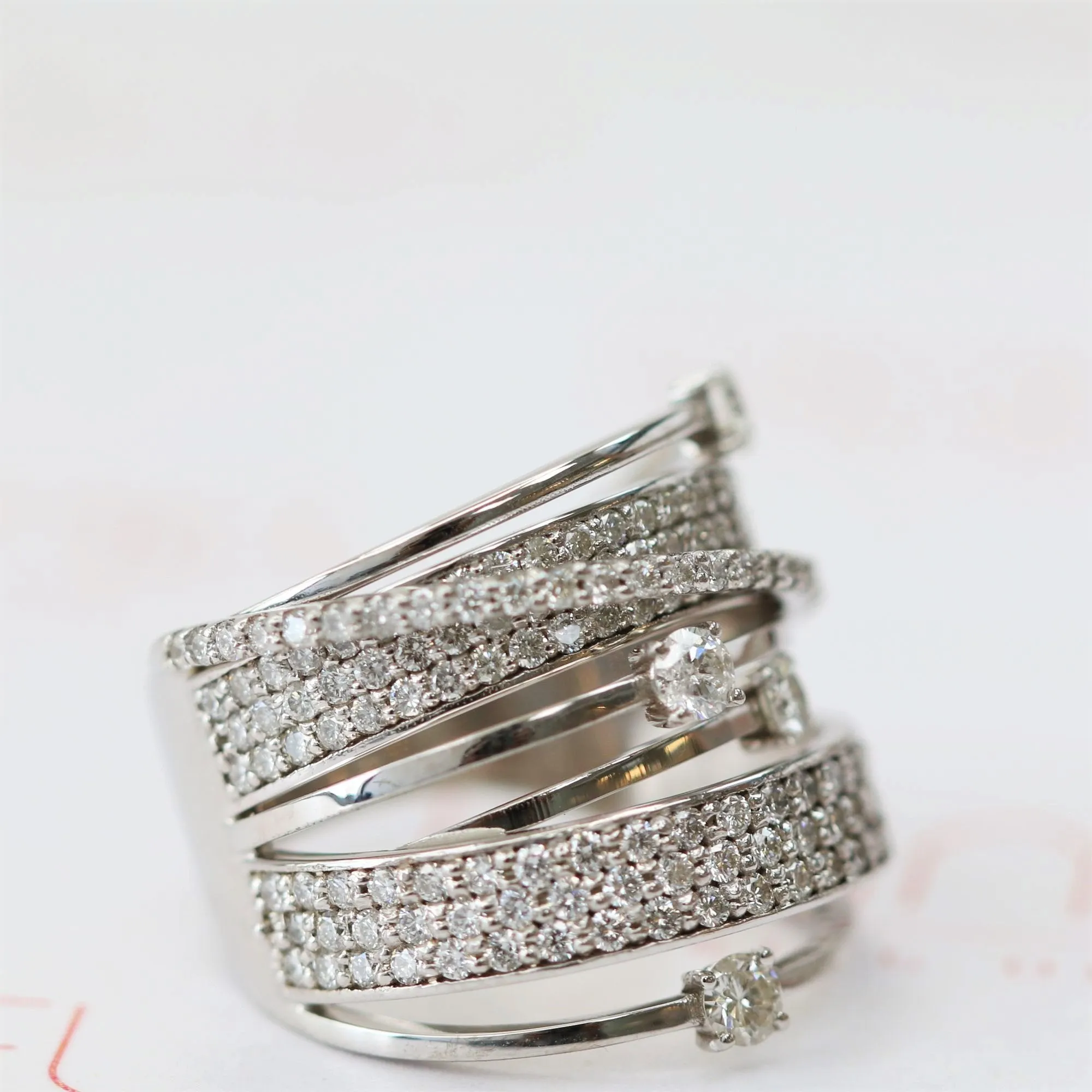 Vilakku Stuctured Natural Round cut Diamond Wedding Band